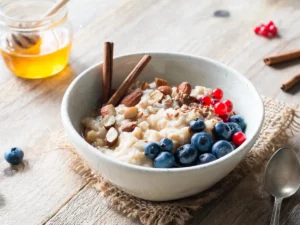 Oatmeal with Berry and Nuts